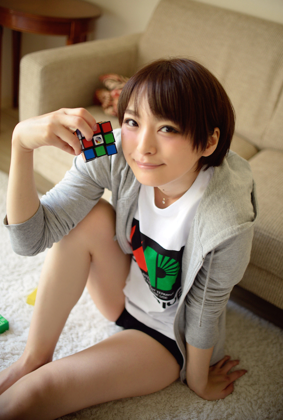 C90 井澤詩織 FOOTPRINTS 同人誌 撮り下ろし写真満載！声優・井澤詩織、10周年記念同人誌が夏コミ