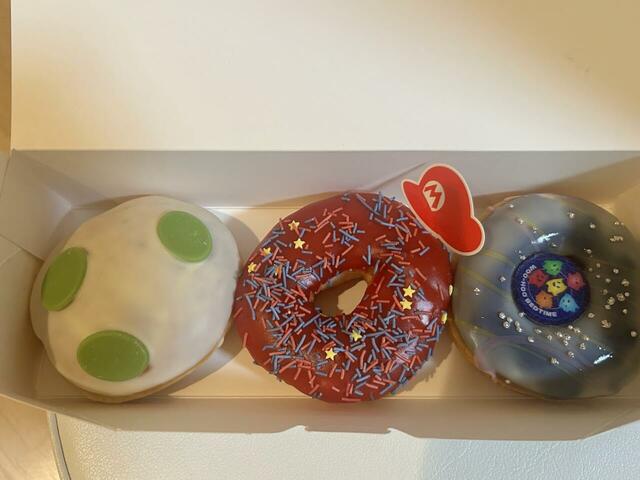 【クリスピー・クリームドーナツ×映画『ザ・スーパーマリオギャラクシー・ムービー　ギャラクシー ボックス】ギャラクシー ボックス（3個）。左からヨッシーカスタードエッグ、マリオストロベリー、チコ＆ブルーベリーギャラクシーです