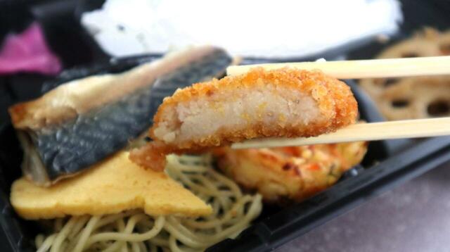 【ラ・ムー 焼きサバ弁当】 ポテトコロッケはスナック感覚で食べられて満足感もアップ