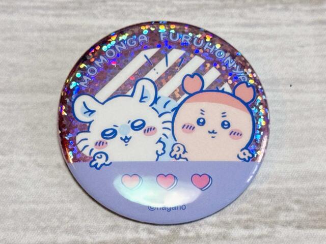 人気のモモンガ＆古本屋ペアが登場。ギャルピースをする2人が尊い…！【ちいかわ×DAISO限定デザイン】「缶バッジ ちいかわ」