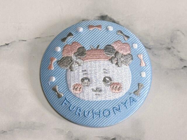 「8．古本屋」でした。チラ見えしているブルーの本体がハチワレに見え、被ったかと焦りました…！