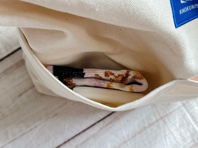 外ポケットにはミニタオルとポケットティッシュを収納