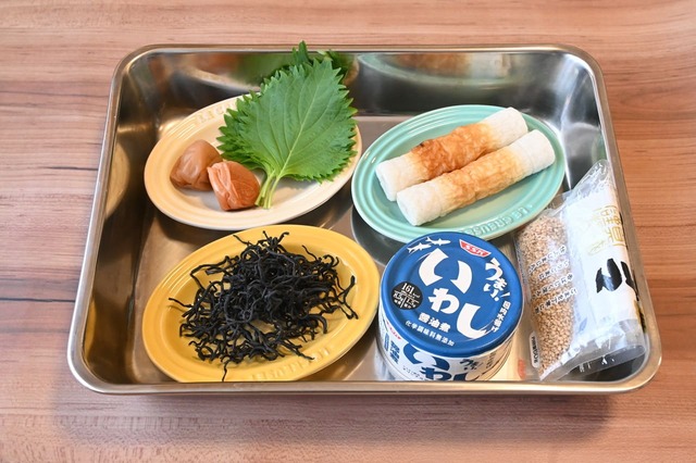 【いわしとちくわの梅ひじき和え】材料は、いわしの缶詰、ちくわ、ひじき、梅干し、大葉など