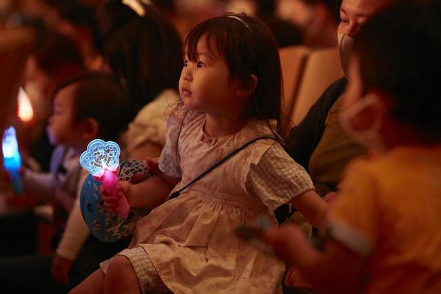 「ふりふりスターライト」は、「しまじろう」と「みみりん」の2種類のデザイン。ライトを振って応援できるのも、しまじろうコンサートならではの楽しみのひとつです。