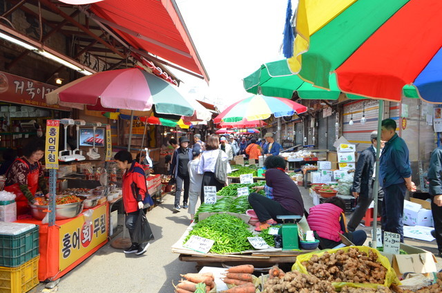 『ポチョン・メミルネンミョン』のある京東市場はソウルの飲食店にさまざまな食材を提供している