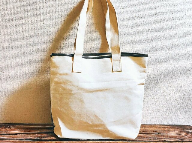 【カルディ りんごバッグ】背面はシンプルなデザインです