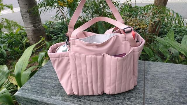 【ワークマン 高撥水マザーズキルティングマルチアウトポケットトート】高撥水素材のため、地面などに置いても汚れが付きにくいのが嬉しい◎