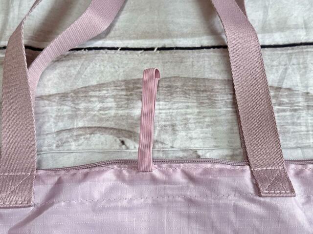 背面の口部分には、バッグをまとめられるゴムバンド付き!
