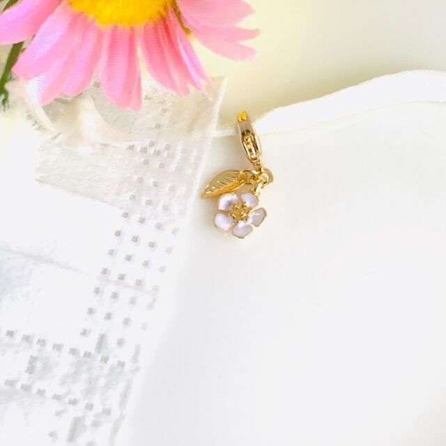 クラソウホワイトのマスクチャーム／チコの玉手箱／800円