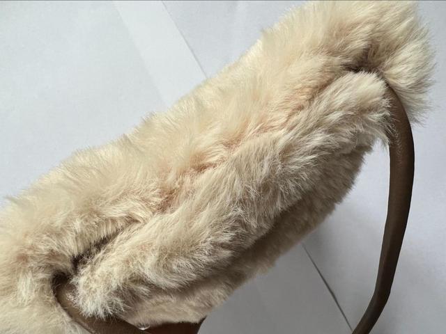 【ユニクロ フラッフィーミニショルダーバッグ】バッグを閉めると中が見えないのが嬉しい！