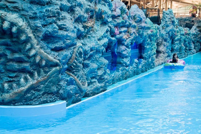 流れるプールは、シャーク水槽のところで折り返し