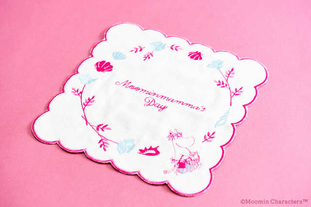 【「ムーミンママズデー」シリーズ】ミニタオル　770円（サイズ：約25×25cm、発売元：丸眞株式会社）