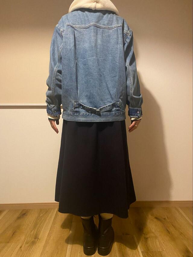 【UNIQLO　デニムトラッカージャケット】後ろ身頃にはタック入り！