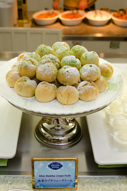 抹茶のプチシュークリーム|クリスタルパレスレストラン「アナとエルサのフローズンファンタジー」スペシャルブッフェ ©Disney