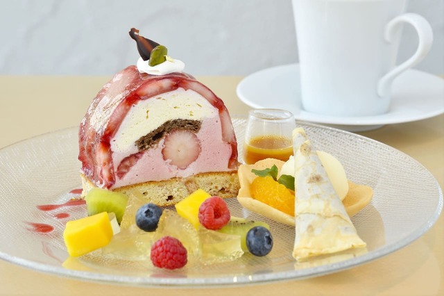 【箱根スイーツコレクション2025】鈴廣かまぼこの里 汐風カフェ「かまぼこの形の春めきケーキ ～ベリー＆チーズ仕立て～」1,480円　ドリンク付（1日限定20食）