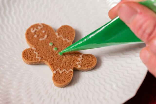 「オリジナルクッキー作り」<期間:2025年11月1日~12月31日>【【神戸北野ホテル】いちごのデコレーションがキュートな「クリスマス・スイーツビュッフェ」を開催!超巨大「いちごのミル・ミル・サントノーレ」も登場!】