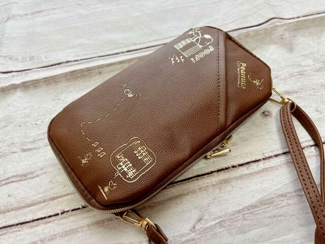 ものを入れるとこんな感じに♪【SNOOPY（スヌーピー）タテでもヨコでも持てる！スマホショルダーBOOK BROWN】