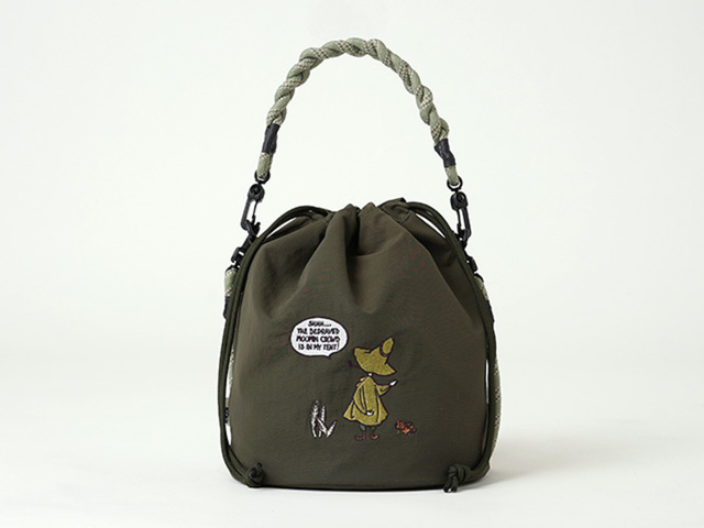【MOOMIN(ムーミン) 北欧ブランド RMPK-05】刺繍デザインのコロンとしたフォルムの「2way巾着バッグ」カーキ（スナフキン）　6,050円（税込）