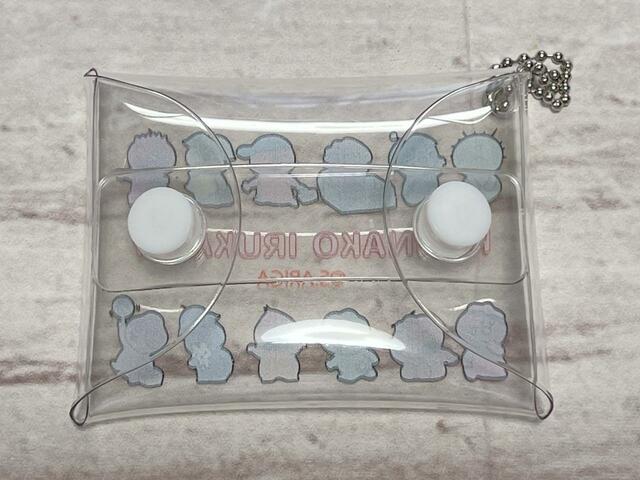 バックのスナップボタンで開閉する仕様