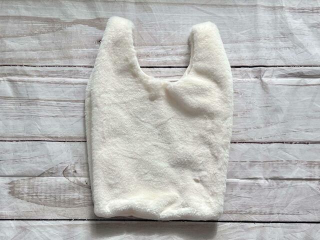 バックは装飾がないシンプルなデザイン