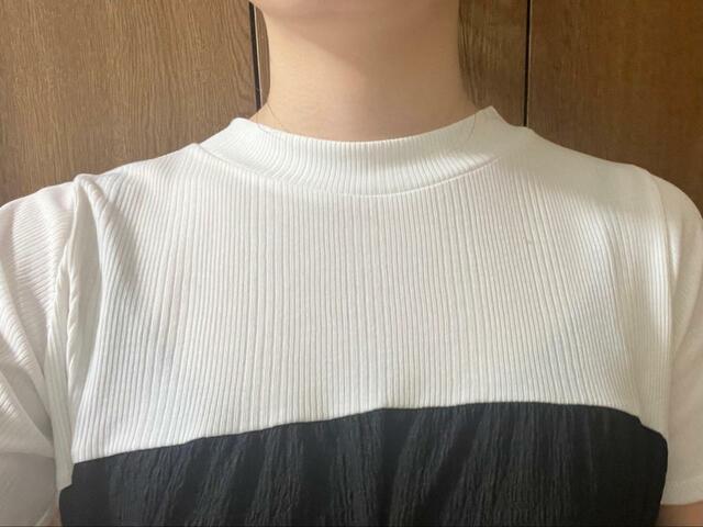 【HK WORKS LONDON ワンピース】クルーネックの首元は詰まり気味ですが、伸縮性があるので着脱はラク!