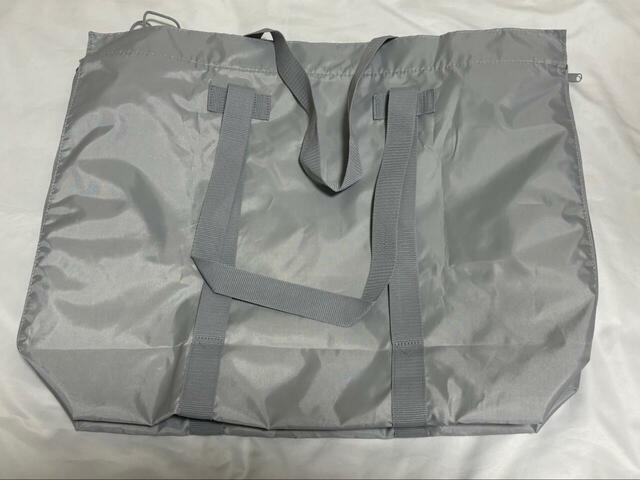 【tower 洗える持ち帰り寿司・ピザが入るかばん】折りたたみ方１：ファスナーをすべて閉めた後、底面のマチをポケット側に折りたたみます⇒