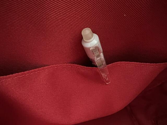 【ユニクロ レザータッチ2WAYボストンバッグ】ボールペンがしっかり引っかかるほどの深さです