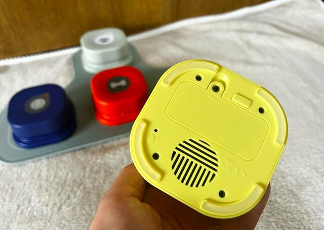 【犬の会話ボタン】RECボタンを押している間、20秒以内で録音ができます