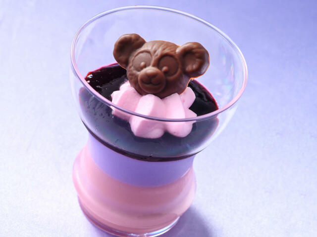 ストロベリーミルクプリン＆ヨーグルトムース 550円｜東京ディズニーシー「ダッフィー＆フレンズのダンシング・スノーフレークス」スーベニア付きメニュー｜販売店舗：東京ディズニーシー「ケープコッド・クックオフ」｜発売期間：2024年11月2日（土）〜2025年1月14日（火）