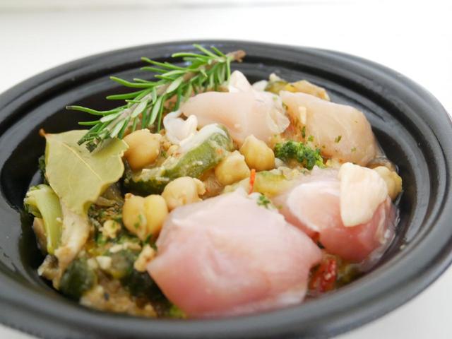 成城石井　銘柄鶏むね肉のハーブ香るアヒージョ