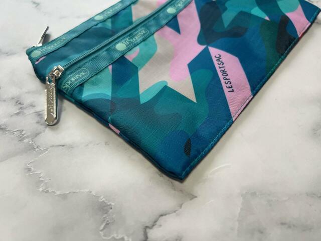 フラットタイプなため、スリム！どんなサイズのバッグの隙間にも入ります♪