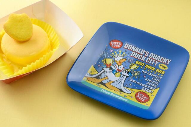 チーズケーキ、スーベニアプレート付き 1,100円｜提供店舗：東京ディズニーランド「スウィートハート・カフェ」｜スペシャルイベント「ディズニー・パルパル―ザ」第2弾「ドナルドのクワッキー・ダックシティ」スペシャルメニュー