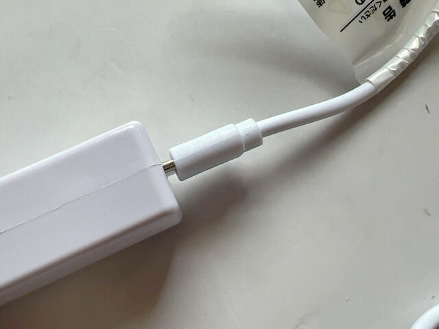 USBケーブルを差し込んで使用します