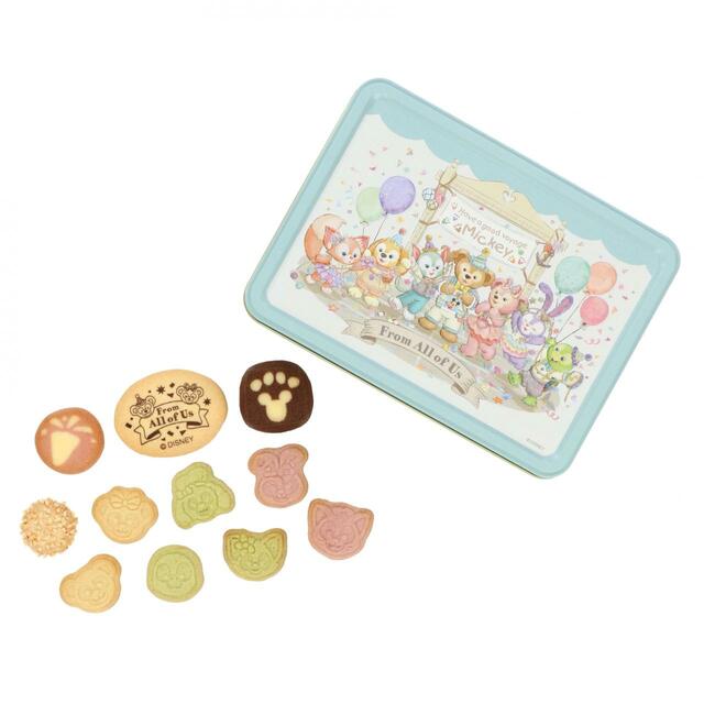 アソーテッド・クッキー 1,400円｜内容量：130g［バタークッキー（プリント入り）、ラズベリー＆バタークッキー、チョコレート＆バタークッキー、キャラメルクッキー、グリーンアップルクッキー、クランベリークッキー、ナッツマカロン］｜「ダッフィー＆フレンズのフロム・オール・オブ・アス」グッズ｜東京ディズニーリゾート40周年“ドリームゴーラウンド”｜発売日：2023年4月10日（月）｜販売店舗：東京ディズニーシー「マクダックス・デパートメントストア」
