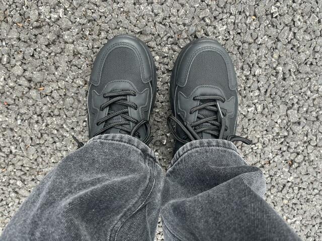 【ハニーズ ダッドスニーカー】かかとは約5cm、つま先は約2.8cmと前後で高低差が。この絶妙なバランスが、歩いたときの前滑りを防いでくれるんです◎