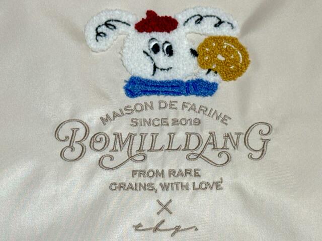 フロントには、BOMILLDANGのオリジナルキャラクターの刺繍入り