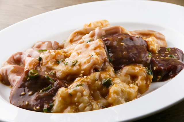 新鮮ホルモン三種盛り合わせ980円