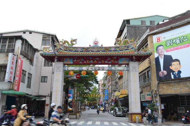 青山宮の前の通り、貴陽街は艋舺老街とも呼ばれている