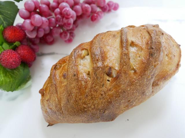 くるみをたっぷりと練り込んだパン。パン オ ノワ／324円（税込）