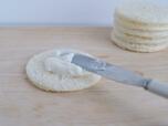 【スマッシュケーキの作り方:ヨーグルトを塗る】パレットナイフがない方は、スプーンやナイフなどでもOK♪