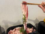 【ロピア サムギョプサル(豚バラ)スペイン産】1枚を箸で持ち上げてみました!スライスの大きさが丁度よく、1枚でも満足感がありそうです◎脂の部分がジューシーに焼けるイメージが伝わってきて、早く焼いて食べたくなります♪