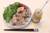 塩レモンを使ったアレンジレシピ「漬け込み不要の焼肉トッピング」／盛り付けて、塩レモンを添えて完成です