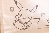 【グランド ハイアット 東京「ポケモン コラボレーション サマー 2025」】首にレイをかけたキュートなピカチュウがデザインされているビーチバッグです