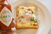 【卵とベーコンのマヨトースト】4．器に盛り、粉チーズ、パセリ、TABASCO®ソースをかけて完成！