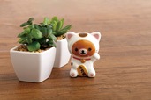【リラックマ新商品】「ミニまねきねこっくま」1,760円／ちょこんと飾れば福を呼んでくれそう