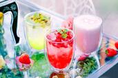 「オプションドリンク（イメージ）」＜（左）キウイレモネード　￥880、（中央）ストロベリーレモネード　￥880、（右）ストロベリーカプチーノ　￥920＞【ザ ストリングス 表参道ストロベリーガーデン アフタヌーンティー】