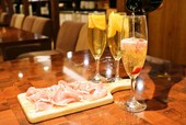 生ハムの塩気と爽やかなスパークリングワインは相性抜群