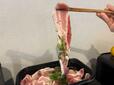 【ロピア サムギョプサル（豚バラ）スペイン産】1枚を箸で持ち上げてみました！スライスの大きさが丁度よく、1枚でも満足感がありそうです◎脂の部分がジューシーに焼けるイメージが伝わってきて、早く焼いて食べたくなります♪