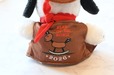 【『SNOOPY 2026 午 カウボーイスヌーピーのぬいぐるみポーチ BOOK』(宝島社)】背中には木馬が描かれた2026年ならではのデザイン