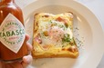 【卵とベーコンのマヨトースト】4.器に盛り、粉チーズ、パセリ、TABASCO®ソースをかけて完成!
